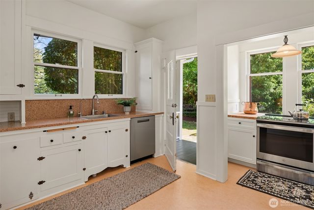 4055 SW Holgate Street, Seattle, WA 98116