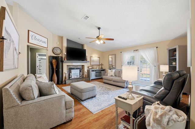 6910 Calle De Amigo, Navarre, FL 32566