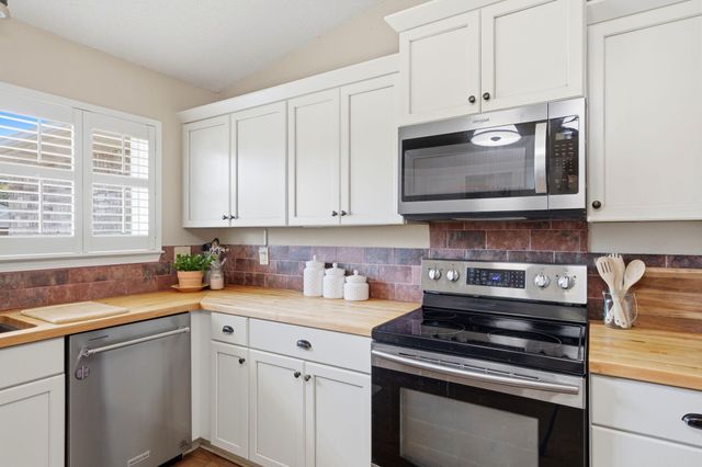 6910 Calle De Amigo, Navarre, FL 32566