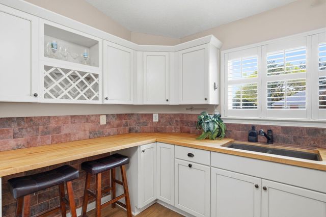 6910 Calle De Amigo, Navarre, FL 32566