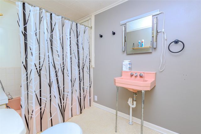 2002 E Main Street, Knoxville, IA 50138