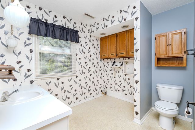 2002 E Main Street, Knoxville, IA 50138