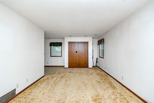 2002 E Main Street, Knoxville, IA 50138