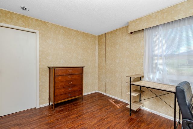 2002 E Main Street, Knoxville, IA 50138