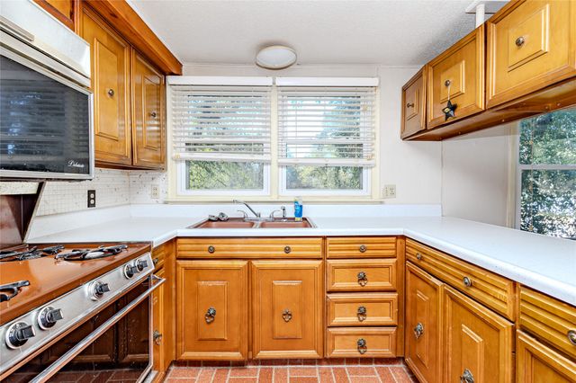 2002 E Main Street, Knoxville, IA 50138