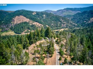 900 OLD CABIN Dr, Glide, OR 97443