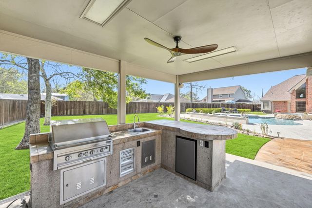 310 Pecan Loop Drive, Baytown, TX 77523