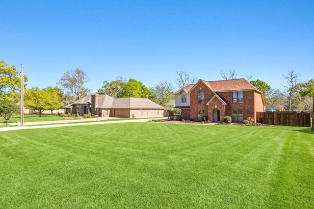 310 Pecan Loop Drive, Baytown, TX 77523