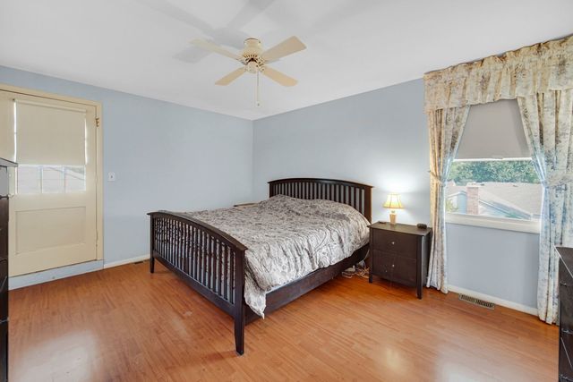 12 Regent Court, Buffalo Grove, IL 60089