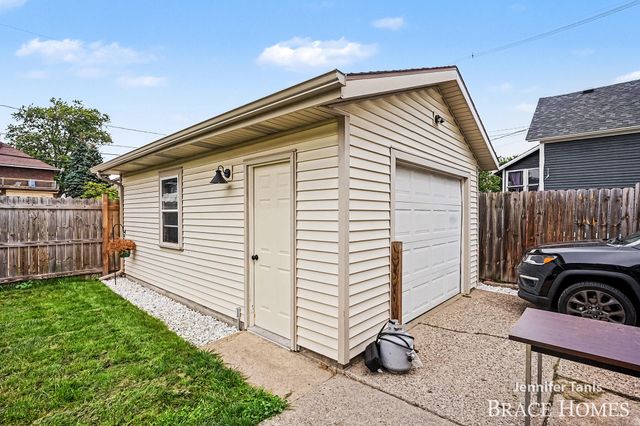147 E 16th Street, Holland, MI 49423