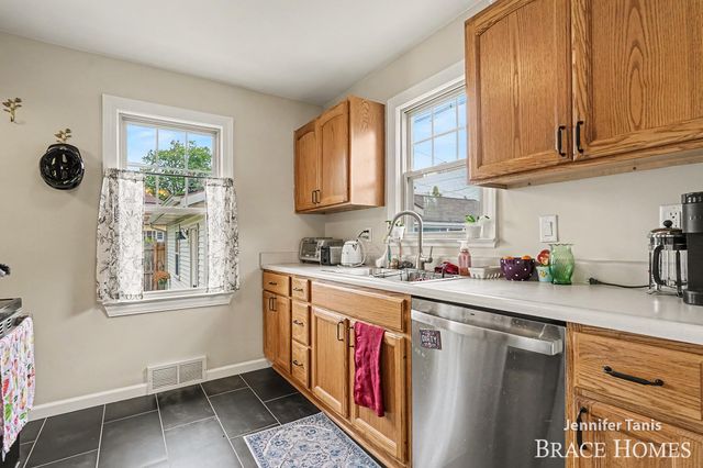 147 E 16th Street, Holland, MI 49423