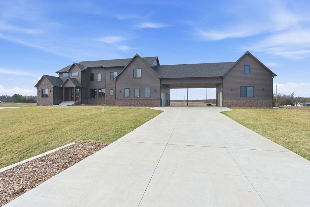243 Thurston Ln, Derby, KS 67037