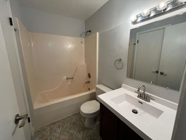 634 Nantucket Way, Island Lake, IL 60042
