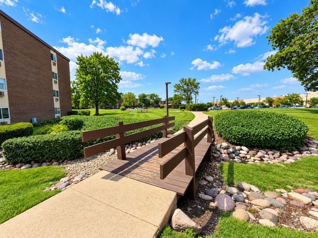1331 S Finley Road 213, Lombard, IL 60148