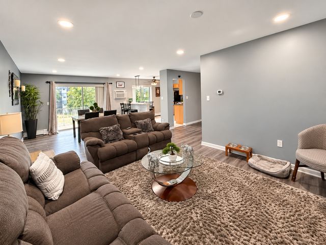 1331 S Finley Road 213, Lombard, IL 60148