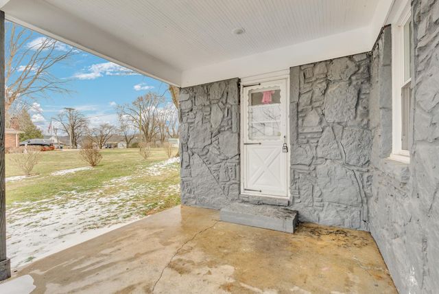 607 W 4th St, Livingston, TN 38570