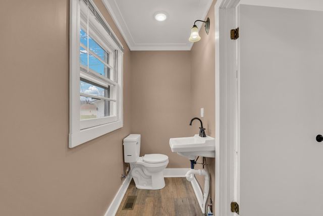 607 W 4th St, Livingston, TN 38570