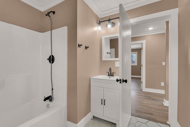 607 W 4th St, Livingston, TN 38570