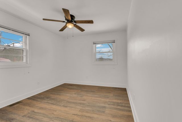 607 W 4th St, Livingston, TN 38570