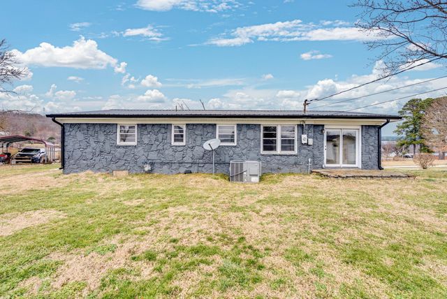 607 W 4th St, Livingston, TN 38570