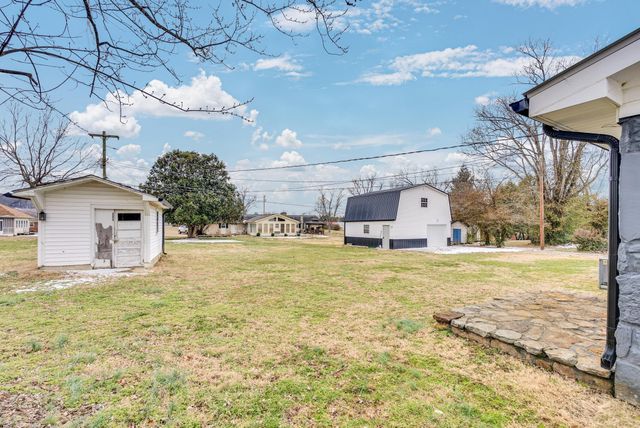 607 W 4th St, Livingston, TN 38570
