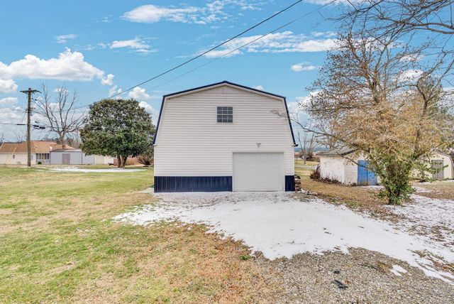 607 W 4th St, Livingston, TN 38570