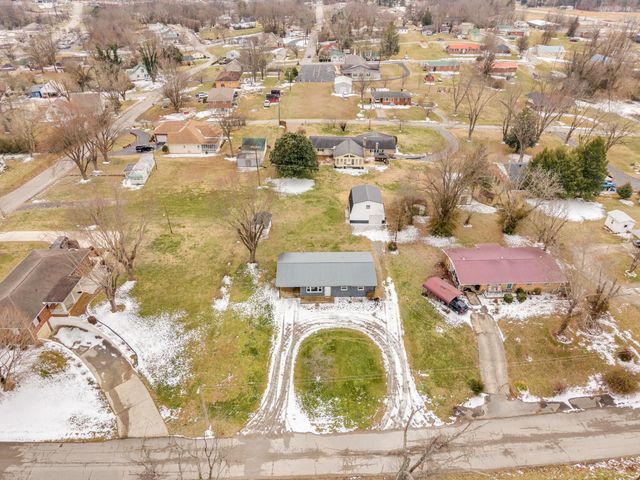 607 W 4th St, Livingston, TN 38570