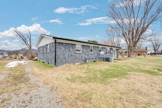 607 W 4th St, Livingston, TN 38570