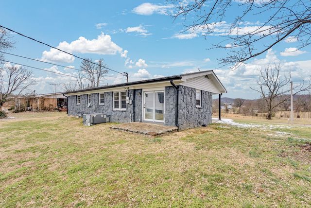 607 W 4th St, Livingston, TN 38570