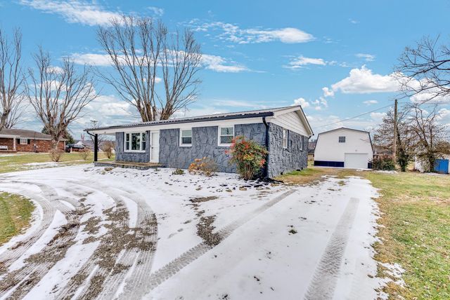 607 W 4th St, Livingston, TN 38570