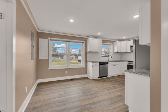 607 W 4th St, Livingston, TN 38570