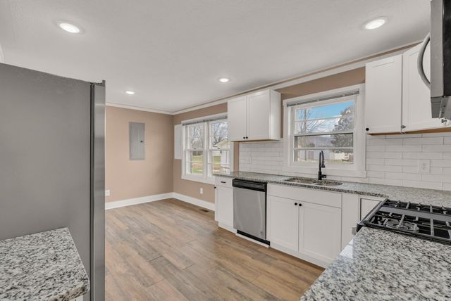 607 W 4th St, Livingston, TN 38570