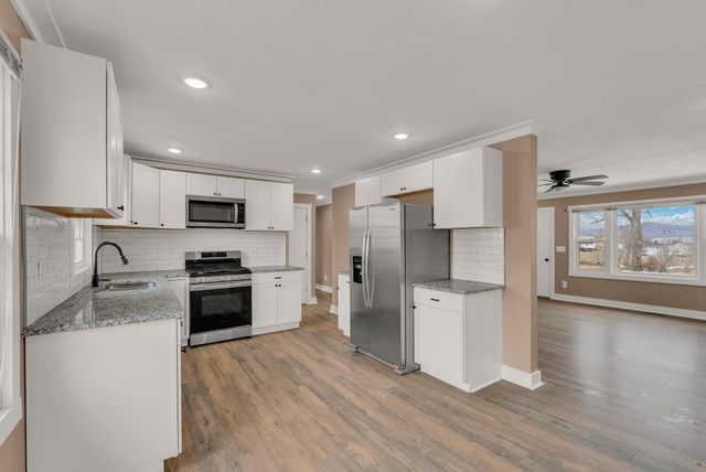 607 W 4th St, Livingston, TN 38570