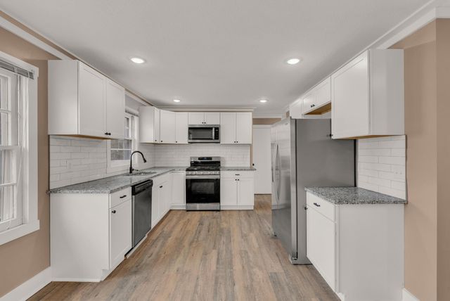 607 W 4th St, Livingston, TN 38570