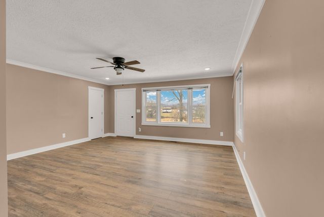 607 W 4th St, Livingston, TN 38570