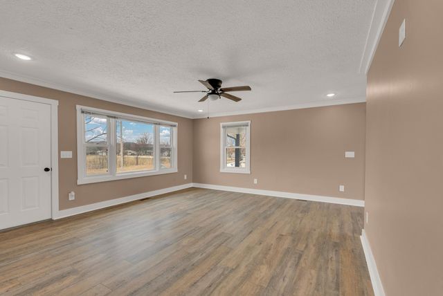 607 W 4th St, Livingston, TN 38570