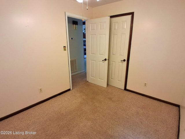 2510 Cambridge Dr, Shepherdsville, KY 40165