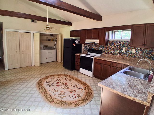 2510 Cambridge Dr, Shepherdsville, KY 40165