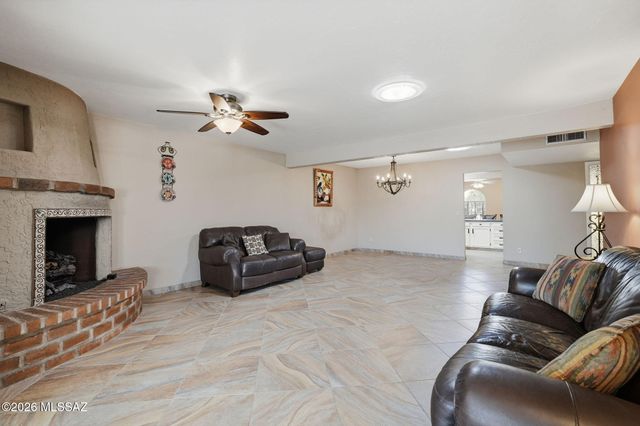 681 W Camino Del Poso, Green Valley, AZ 85614