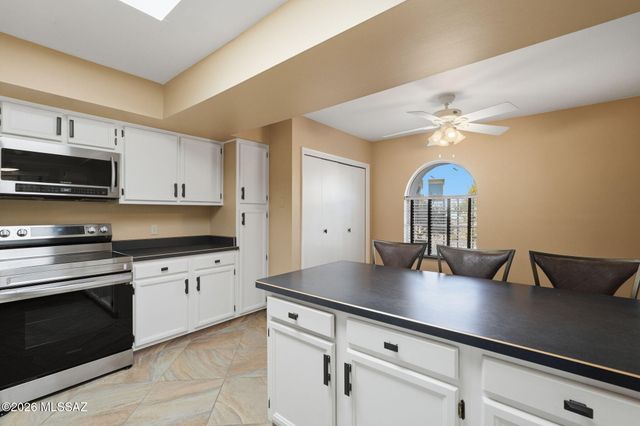 681 W Camino Del Poso, Green Valley, AZ 85614