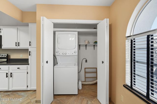 681 W Camino Del Poso, Green Valley, AZ 85614