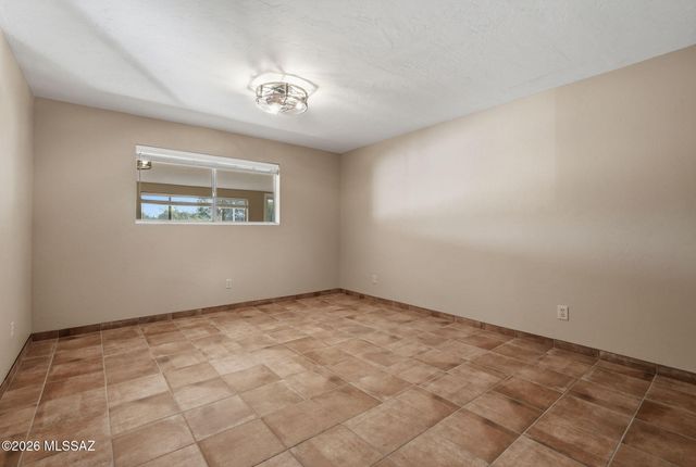 681 W Camino Del Poso, Green Valley, AZ 85614