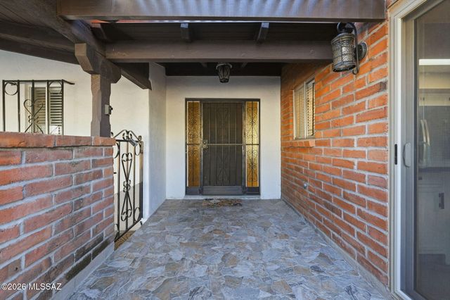 681 W Camino Del Poso, Green Valley, AZ 85614