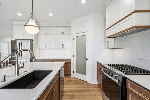 17530 Northview Drive, Urbandale, IA 50323