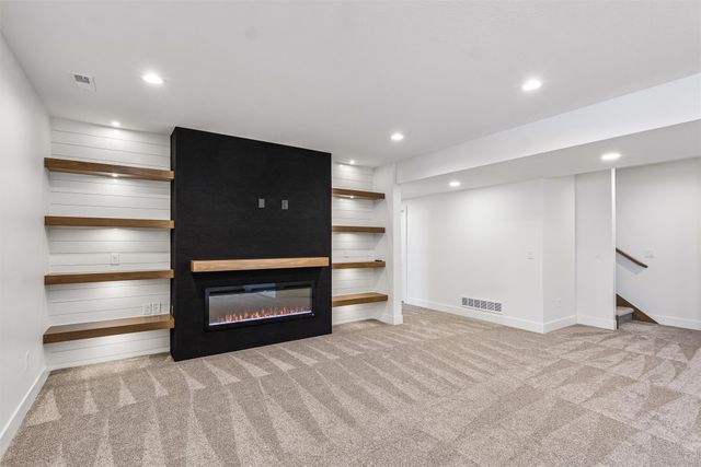 17530 Northview Drive, Urbandale, IA 50323