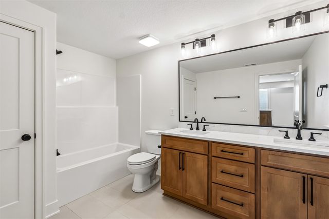 17530 Northview Drive, Urbandale, IA 50323