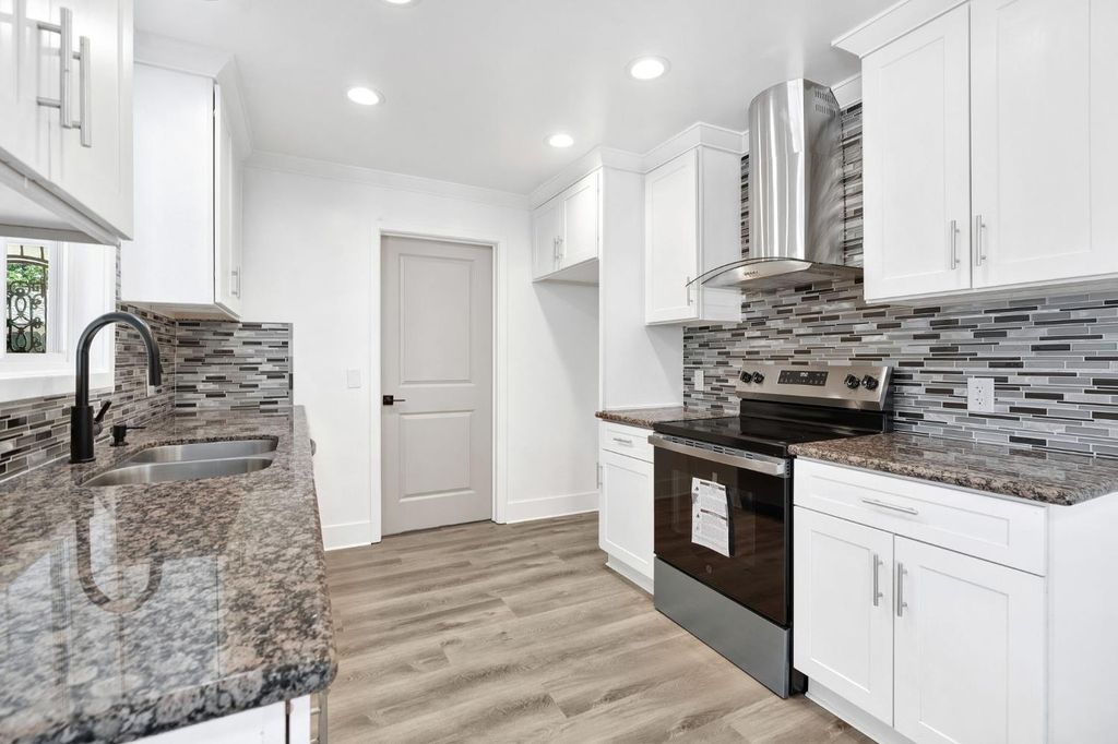 Image 11 of property listing at 3853 N Millbrook Avenue, Fresno, CA 93726