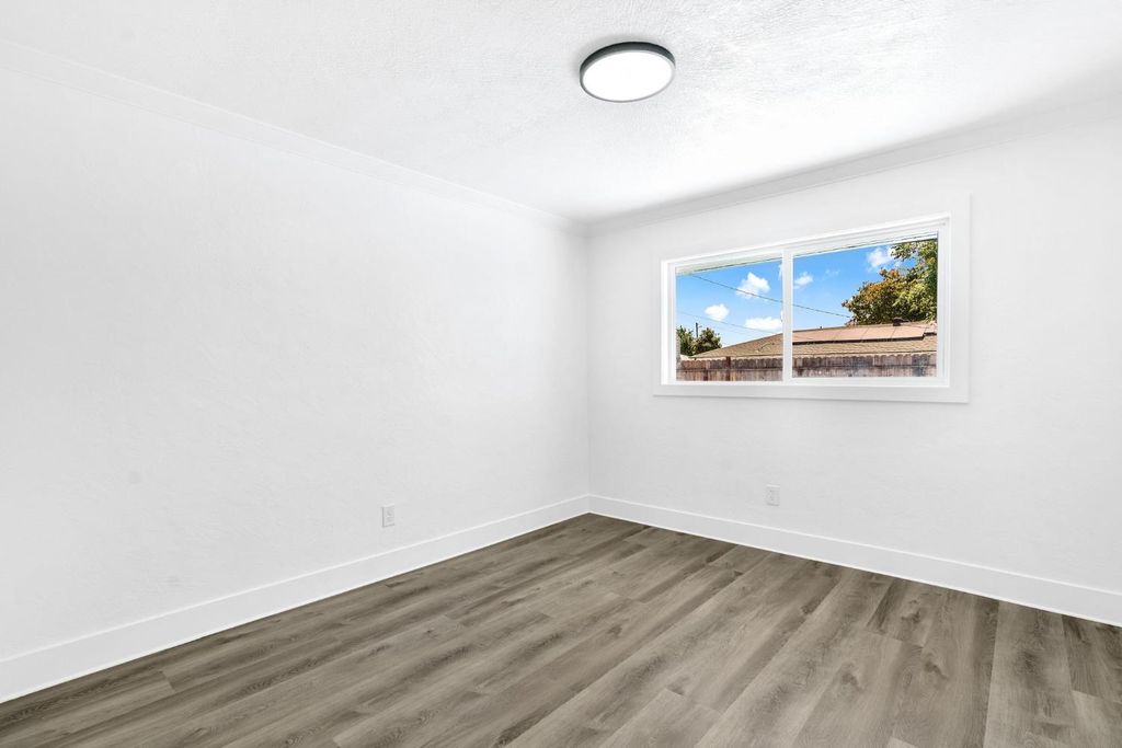 Image 21 of property listing at 3853 N Millbrook Avenue, Fresno, CA 93726