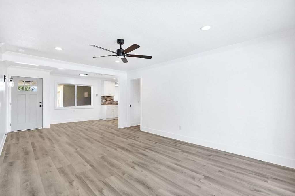 Image 6 of property listing at 3853 N Millbrook Avenue, Fresno, CA 93726
