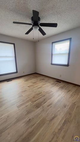 6016 SW 23rd ST, Topeka, KS 66614